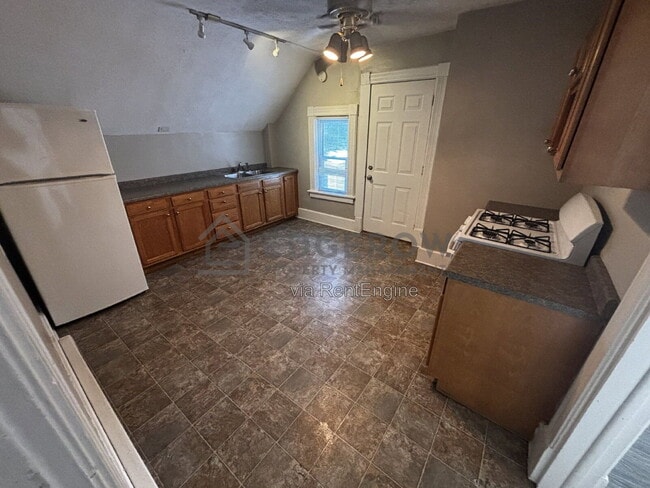 Photo - 635 Lafayette Ave NE