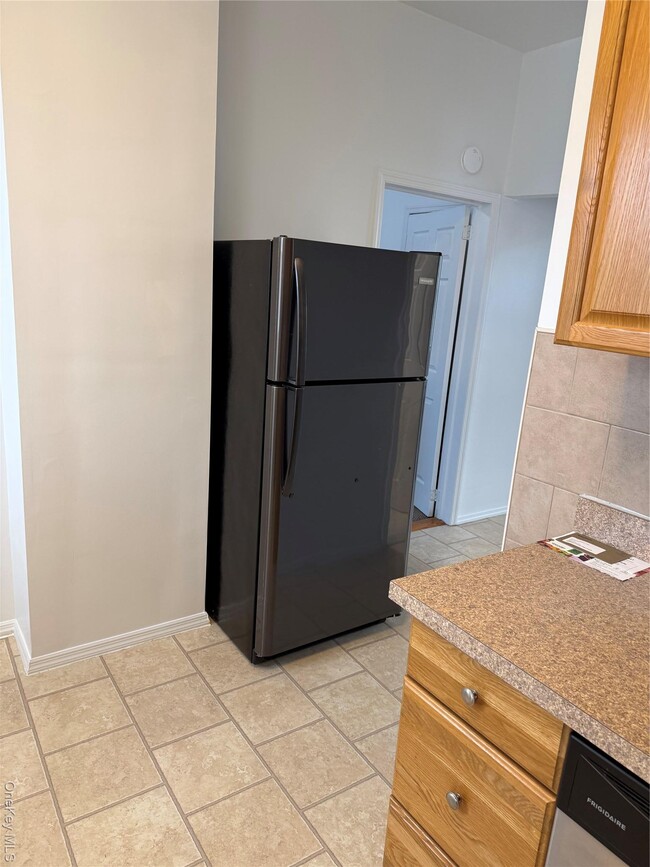 Photo - 18-31 25th Rd