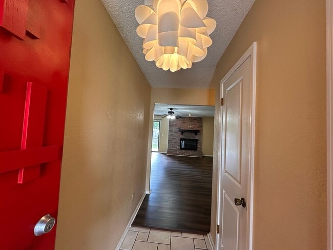 Building Photo - Charming 3-Bed, 2-Bath Brick Home in Bethany