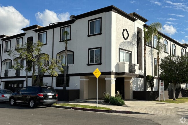 Building Photo - Satsuma Townhomes