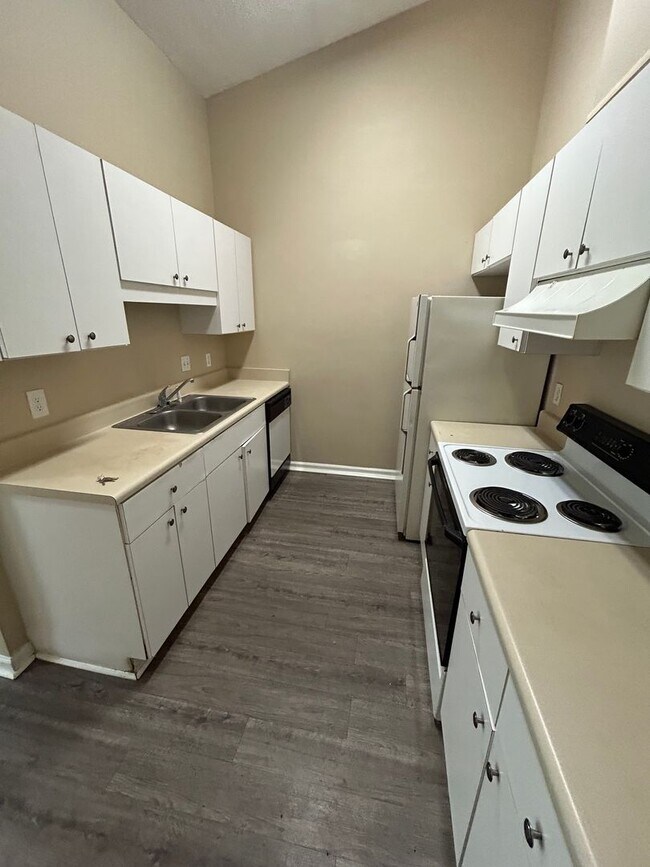 Photo - 2 bed/2 bath with new paint and flooring! Pets are welcome!