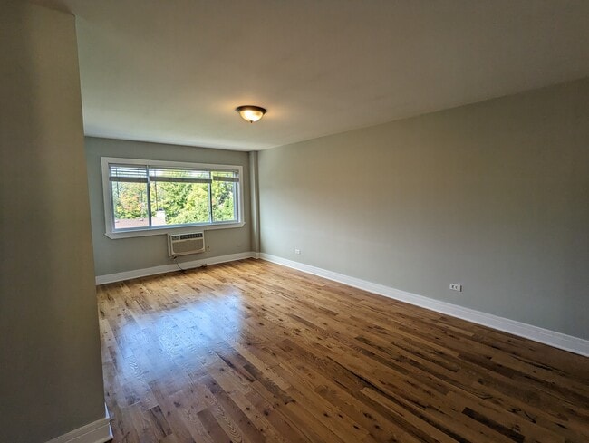 Photo - 696 Elm Pl
