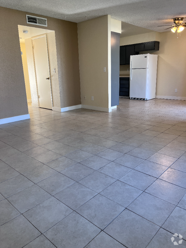 Building Photo - 815 N Peach Ave Unit 209 Rental