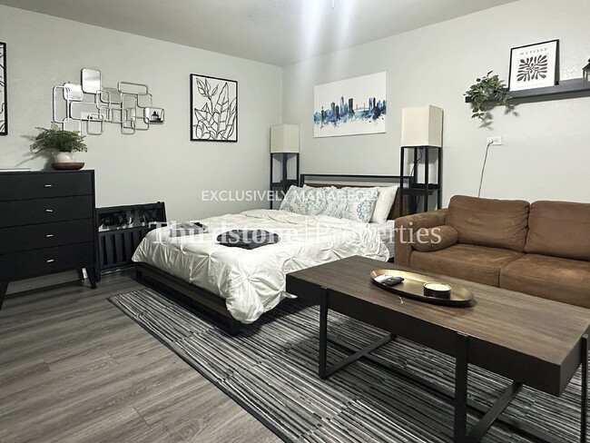 Photo - 908 Barrs St