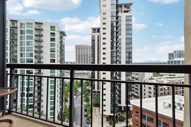 Renovated Condo with Skyline Views - Renovated Condo with Skyline Views