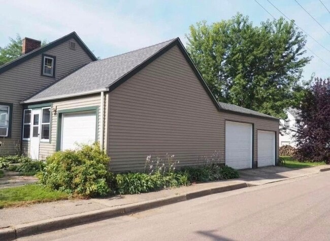 210 4th Ave S