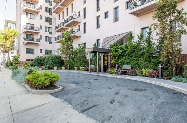 Photo - 100 W Broadway Apartment Unit 7N