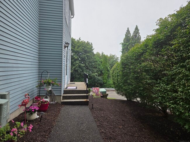 Building Photo - 55 Mill Plain Rd Unit 26-9 Rental