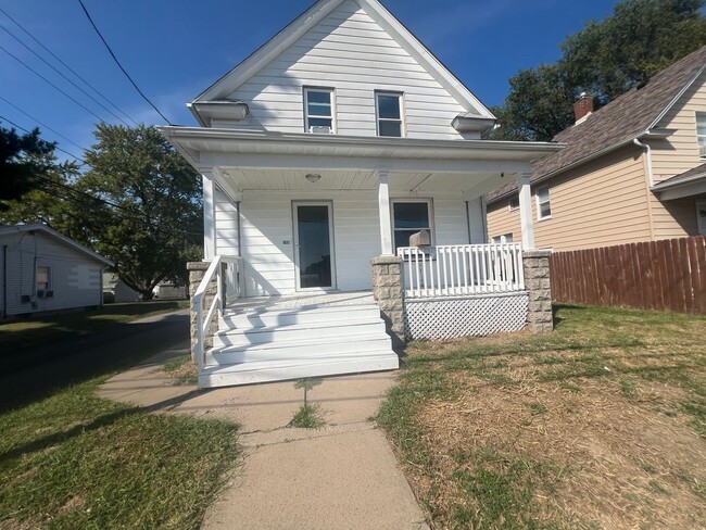 Building Photo - Updated 3 Bedroom Home in Moline