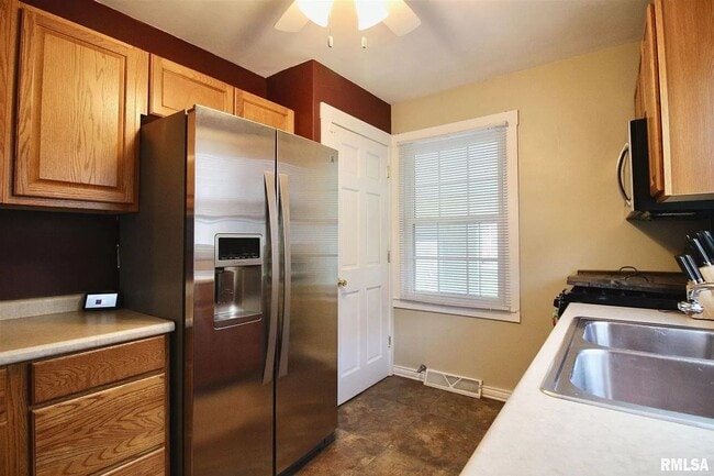 Photo - Beautiful 2 bed 1 bathroom home in Rock Island!