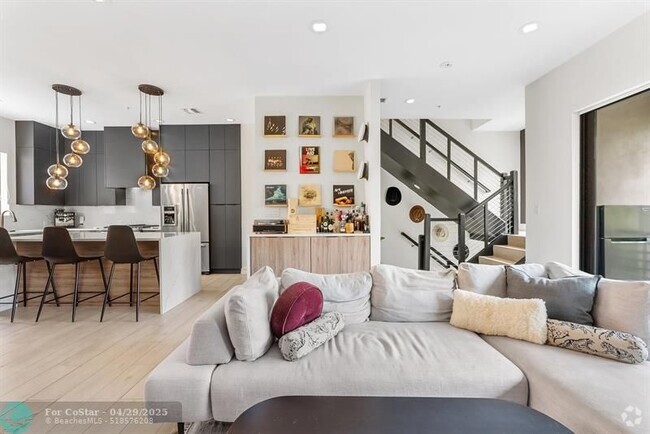 Building Photo - 835 NE 17th Terrace Rental
