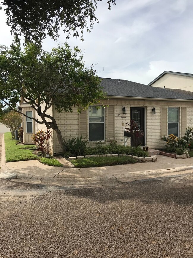 Building Photo - Spacious Townhouse in a Great Location!!