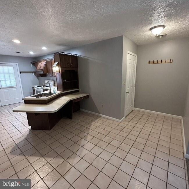 Photo - 323 Stonegate Ct