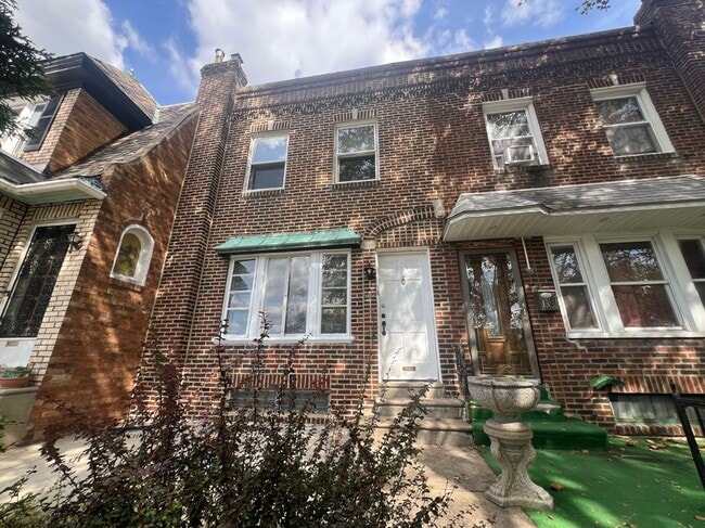 Building Photo - 1305 Devereaux Ave