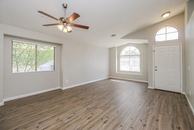 Photo - 748 W Dublin St