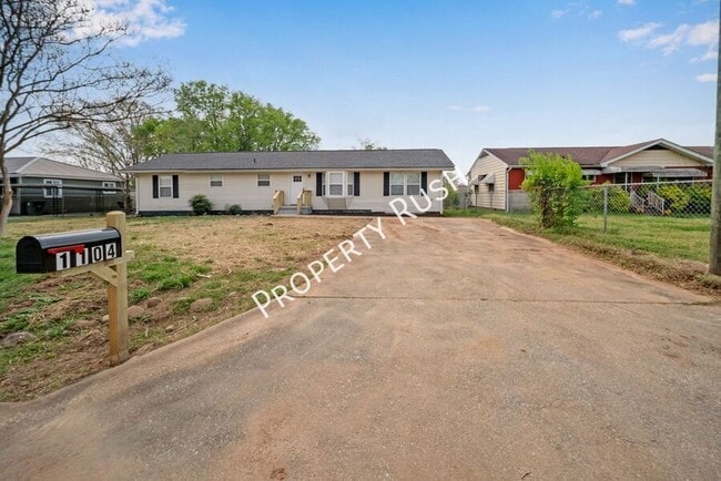 Photo - 1104 Queens Dr