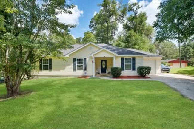 Building Photo - 3/2 home located just off N. Meridian and Available NOW.