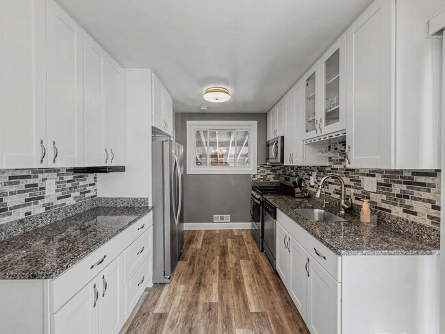 Building Photo - Furnished 4BD 2BA Home with Two kitchens, Basement, and Garage!