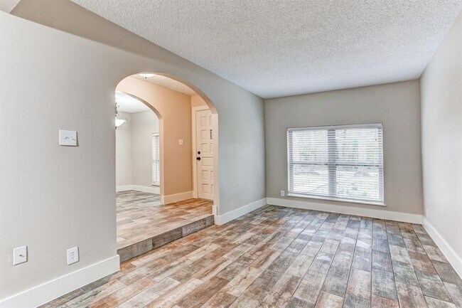 Photo - 1827 Riverwood Trail