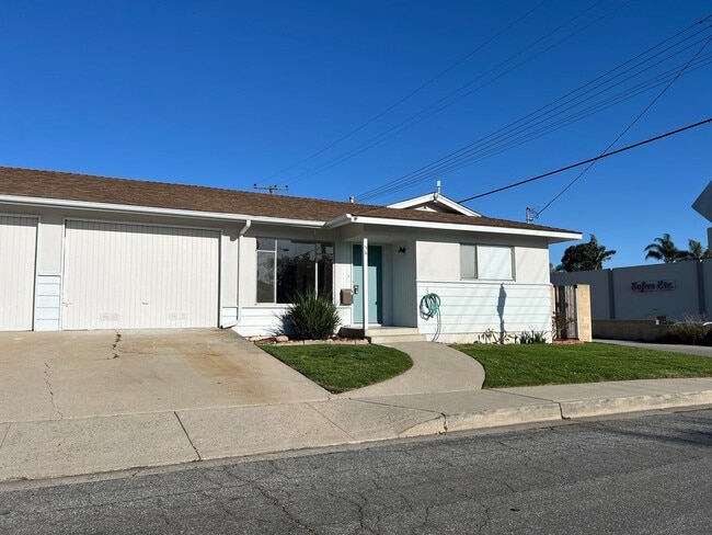 Building Photo - 2+1 Duplex in Ventura