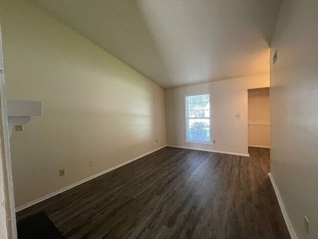 Photo - Lovely 2 Bedroom 1 Bath Duplex