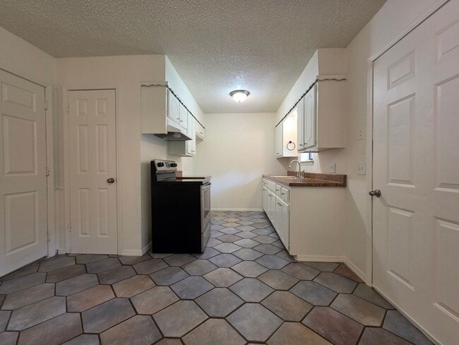 Photo - 3 bedroom home in Tecumseh!