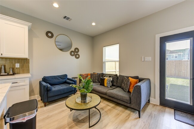 Photo - 2113 St Charles St Unit B