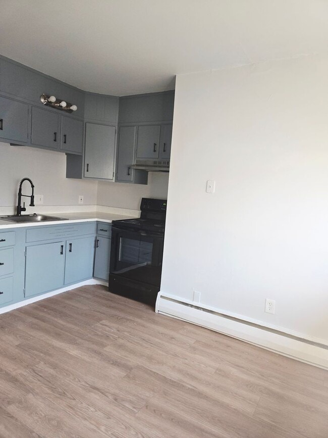 Building Photo - 2 bedroom, 1 bathroom Unit 1055-C