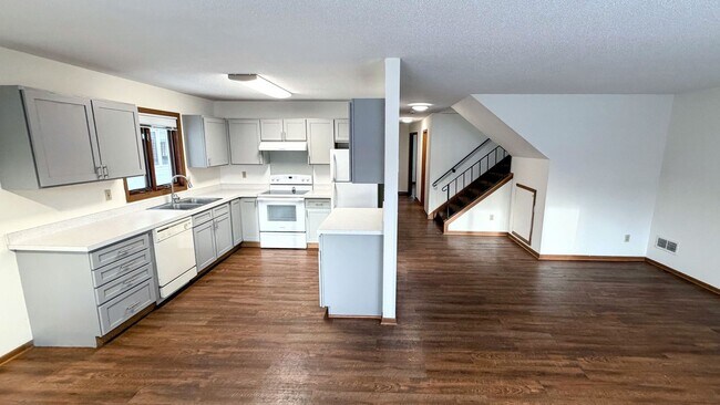 Building Photo - Spacious 3-Bedroom Apartment in Como! Unit 809