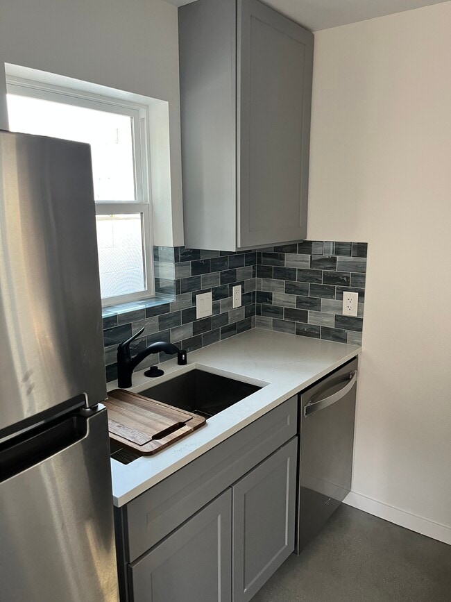 Photo - 2093 Ayala St