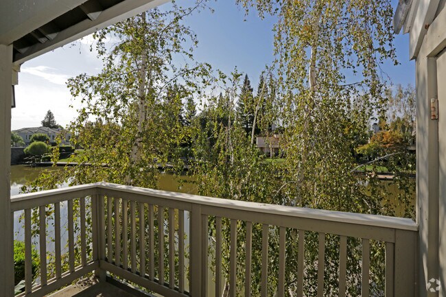 1BD, 1BA (Loft) - 970 SF