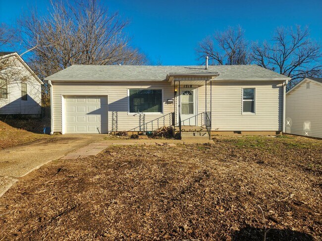Cute 2 bed 1 bath house with 1 car garage - Cute 2 bed 1 bath house with 1 car garage