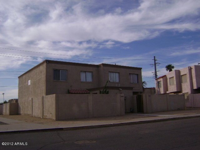 Fantastic 2 bedrooms and 1 bathroom Townhouse for Lease