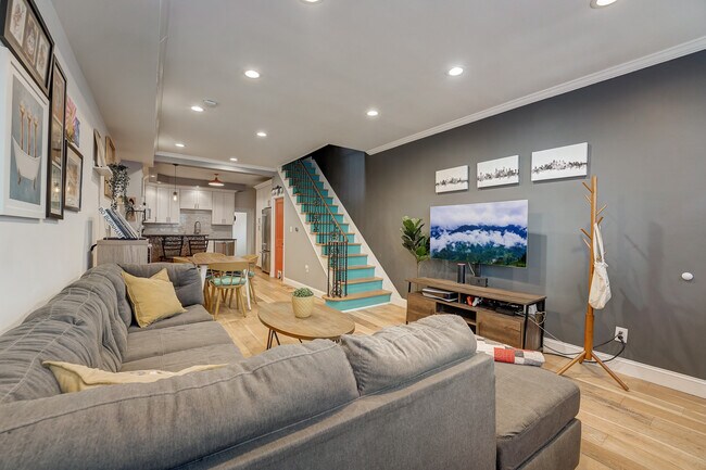 Photo - 905 Watkins St