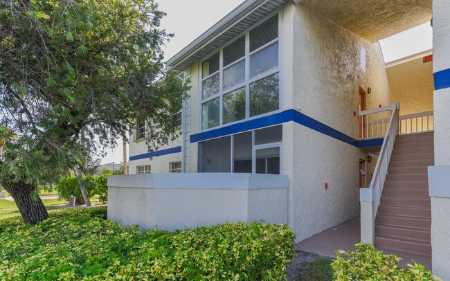 Building Photo - 1531 SE Royal Green Cir Unit 202