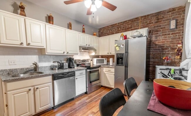 Building Photo - Large 1 Bed - Off Street Parking - Updated... Unit 5 Rental