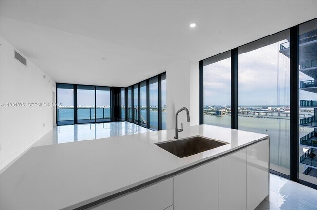 Photo - 700 NE 24th St Unidad 2807