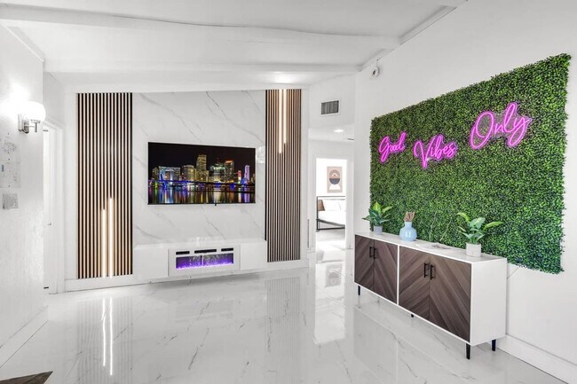 Building Photo - 714 NE 17th Ct Unit ID1372340P