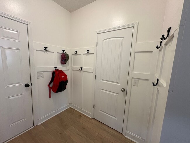 Photo - MOVE IN SPECIAL: $1000 OFF 1ST MONTH'S RENT!**