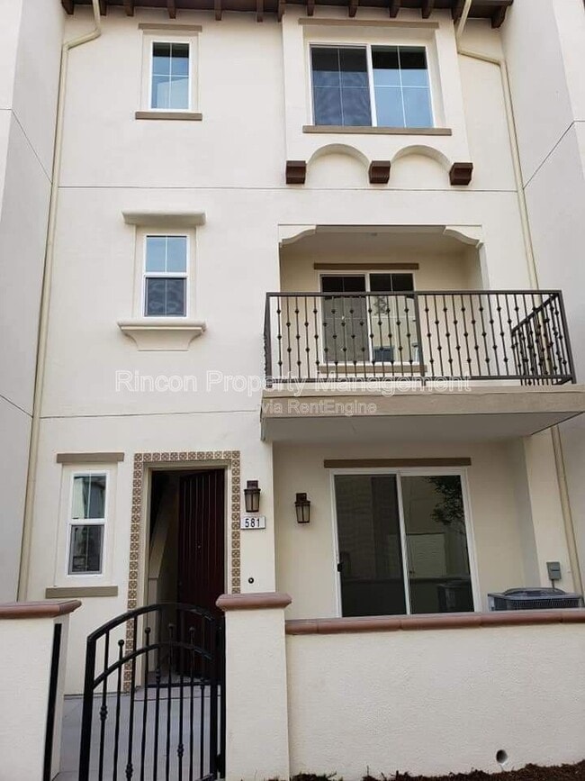 Photo - 581 Pioneer St