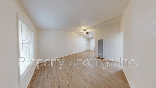 Photo - 1074 Bond St