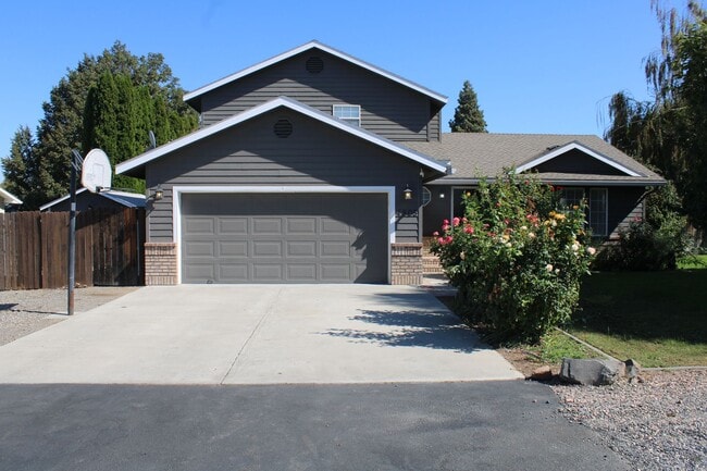 Building Photo - Spacious Kennewick Home | 3 Bedrooms, 2 Ba...