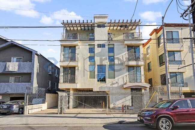 Building Photo - Unit 5