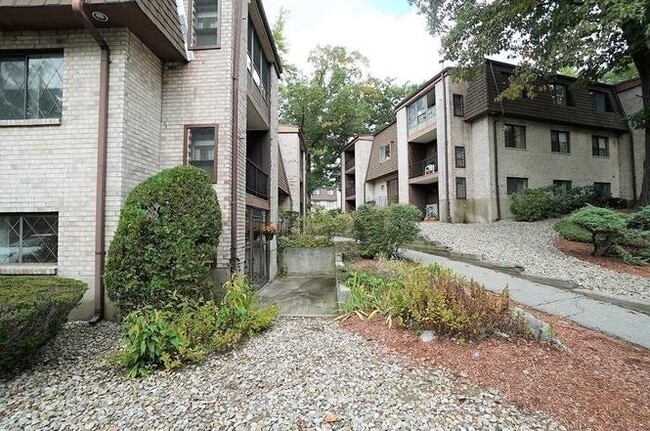 Spacious Condo with Parking, Heat/Hot Wate... - Spacious Condo with Parking, Heat/Hot Wate...