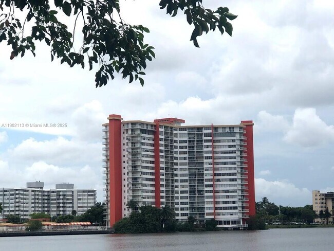 Photo - 1301 NE Miami Gardens Dr Unidad 1111W