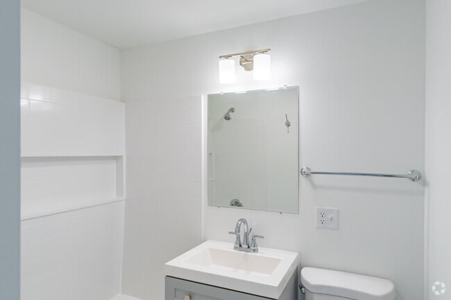 1BR, 1BA - 700SF - Bathroom - 211 Summer St