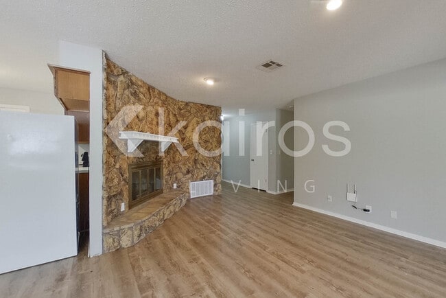 Photo - 405 E Meadow Ln Ct