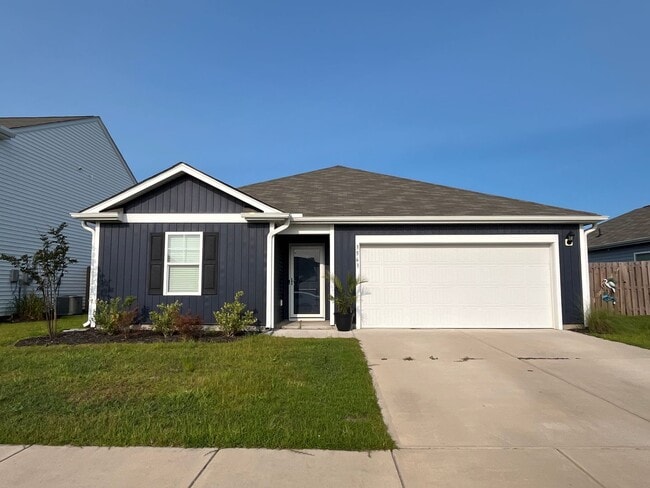 Building Photo - Discover a well-appointed 3-bedroom, 2-bath home in Leland, NC