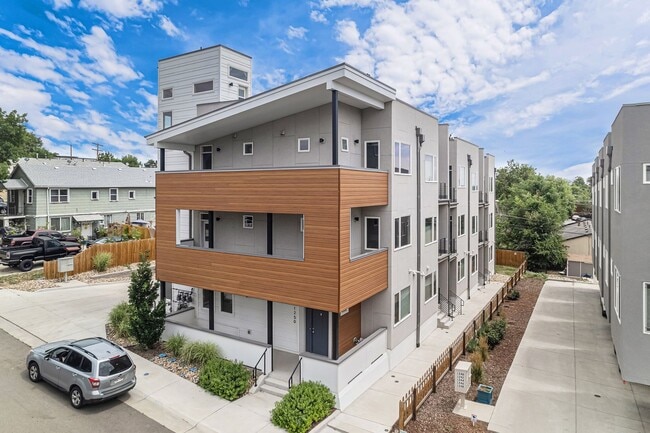 Building Photo - Spacious 3 bedroom home in the heart of Ed...