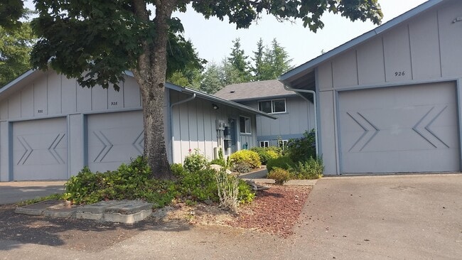 Building Photo - Bainbridge Townhouse with garage